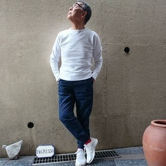 С чем носить белые кеды за 60 лет мужчине