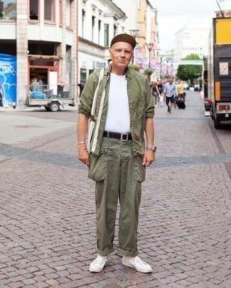 С чем носить белые кеды за 60 лет мужчине