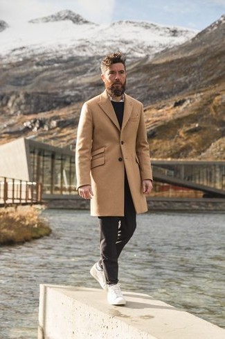 С чем носить белые кеды мужчине в прохладную погоду