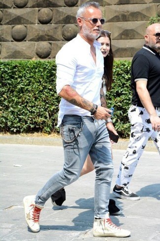 С чем носить белые высокие кеды со звездами мужчине