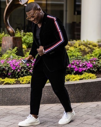 С чем носить белые низкие кеды с шипами мужчине