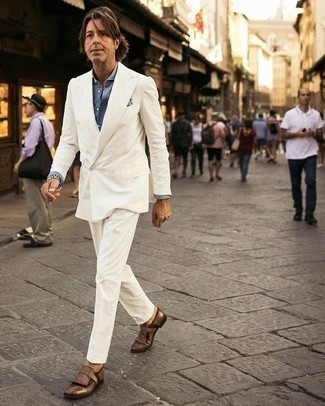 Как носить белый костюм с коричневыми кожаными монками