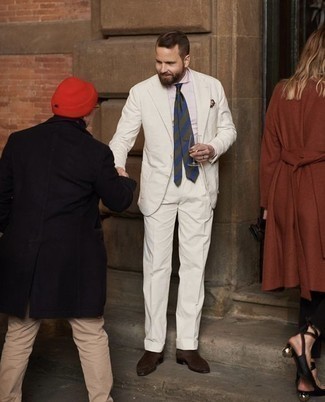 Какие ботинки челси носить с белым костюмом