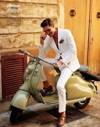 Как носить белый костюм с темно-коричневыми кожаными сандалиями