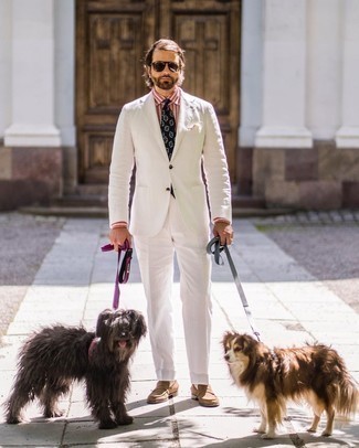 Какие лоферы носить с белым костюмом