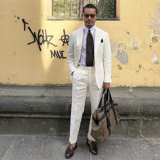 Какие лоферы с кисточками носить с белым костюмом