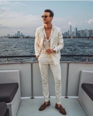 Какие лоферы с кисточками носить с белым костюмом