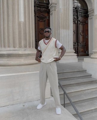 Как носить белый трикотажный жилет с серыми брюками чинос