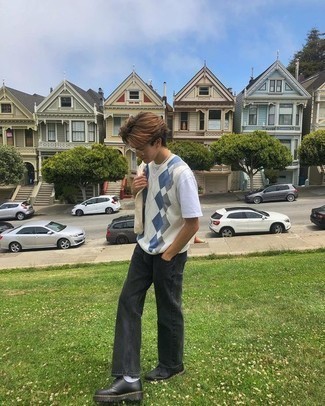 Какие джинсы носить с белым трикотажным жилетом мужчине