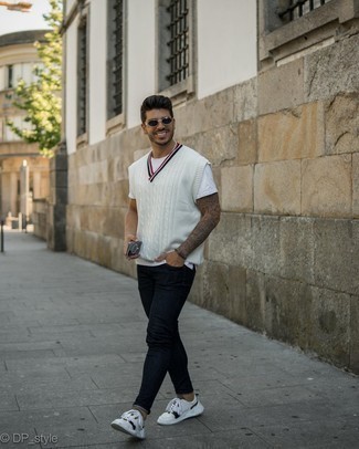 Какие джинсы носить с белым трикотажным жилетом мужчине
