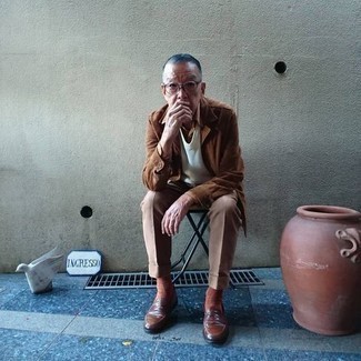 Какие лоферы носить с белым трикотажным жилетом мужчине