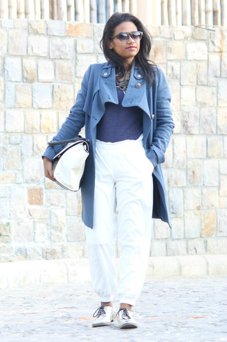 Какие свитера с круглым вырезом носить с белыми спортивными штанами женщине