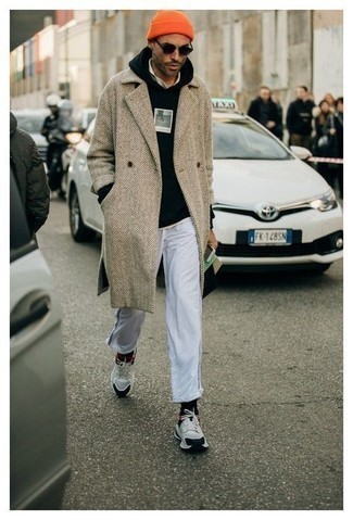 Какой худи носить с белыми спортивными штанами мужчине