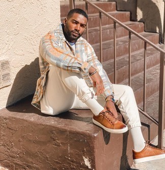 Какие рубашки с длинным рукавом носить с белыми спортивными штанами мужчине