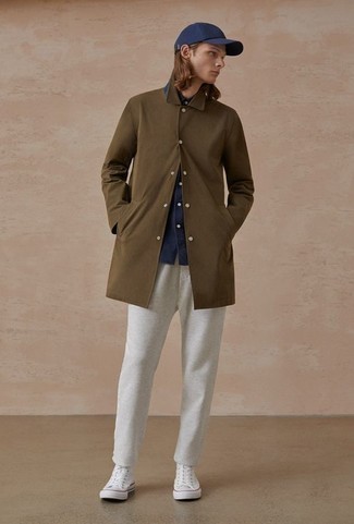 Какие дождевики носить с белыми спортивными штанами мужчине