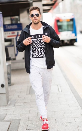 Как носить белые спортивные штаны с красными кроссовками мужчине