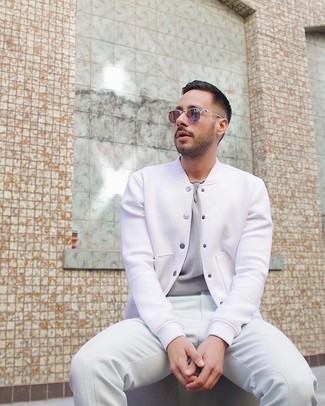 Какие университетские куртки носить с белыми спортивными штанами мужчине