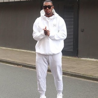 Как носить белые спортивные штаны с белыми низкими кедами из плотной ткани мужчине