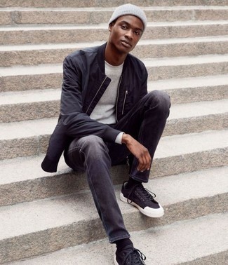 Как носить белый свитшот с черным бомбером мужчине