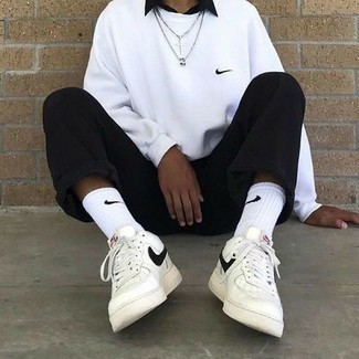 Как носить белый свитшот с черными брюками чинос