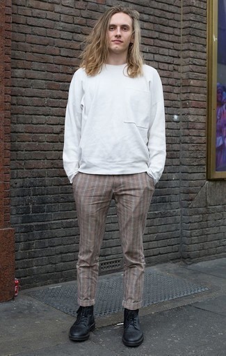 Как носить белый свитшот с черными кожаными повседневными ботинками мужчине