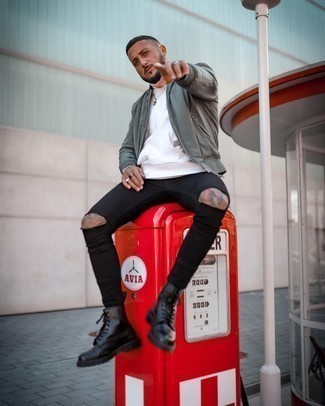 Как носить белый свитшот с черными кожаными повседневными ботинками мужчине