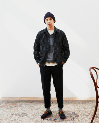 Как носить белый свитшот с черной курткой-рубашкой мужчине