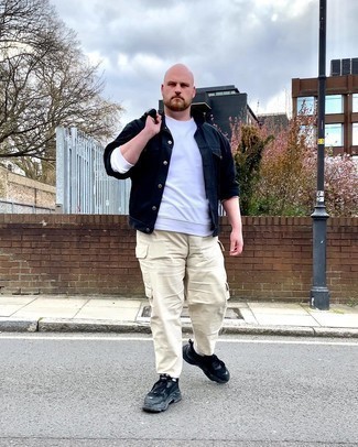 Как носить белый свитшот с синей джинсовой курткой мужчине