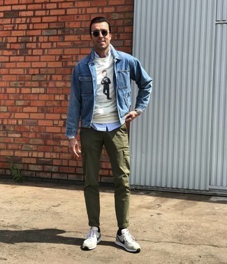 Как носить белый свитшот с синей джинсовой курткой мужчине