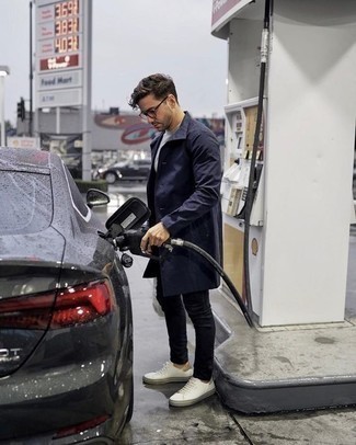 Как носить белый свитшот с синими джинсами мужчине