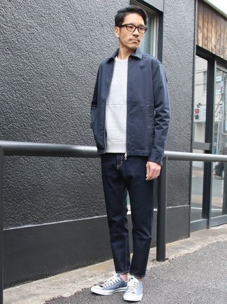 Как носить белый свитшот с синими джинсами мужчине