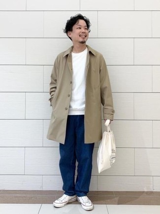 Как носить белый свитшот с синими джинсами мужчине