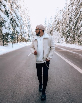 Какие повседневные ботинки носить с белым свитшотем мужчине