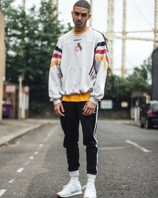 Какие футболки с круглым вырезом носить с белым свитшотем мужчине