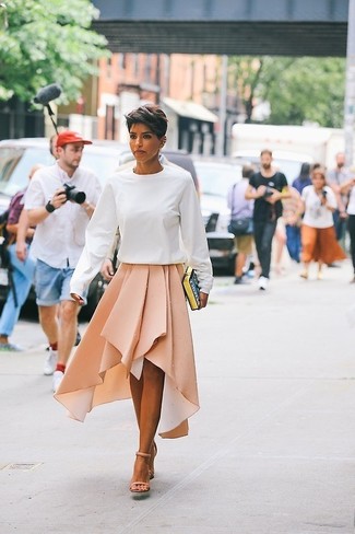 Какие босоножки на каблуке носить с белым свитшотем