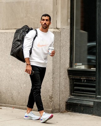 Какие джинсы носить с белым свитшотем мужчине