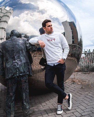 Какие джинсы носить с белым свитшотем мужчине