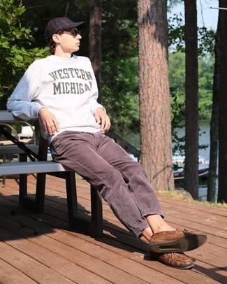 Какие джинсы носить с белым свитшотем мужчине