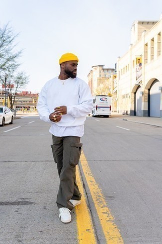 С чем носить белый свитшот мужчине