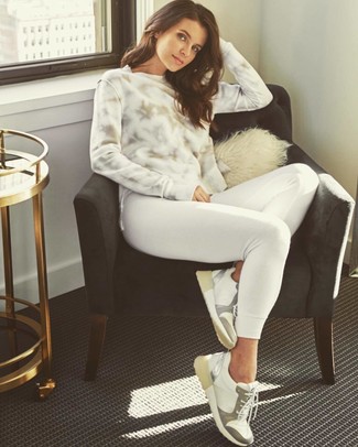 С чем носить белый свитшот женщине