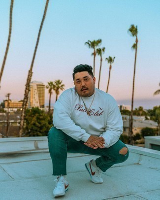 Как носить белый свитшот с темно-синими джинсами мужчине