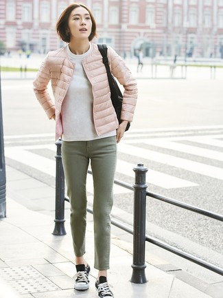 Как носить белый свитшот с оливковыми джинсами женщине