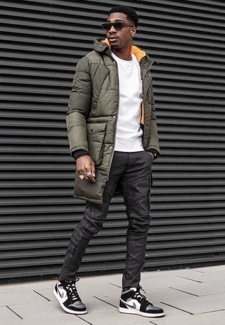 Какие пуховики носить с белым свитшотем мужчине