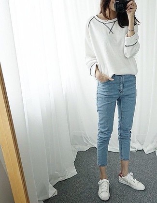 Какие джинсы скинни носить с белым свитшотем