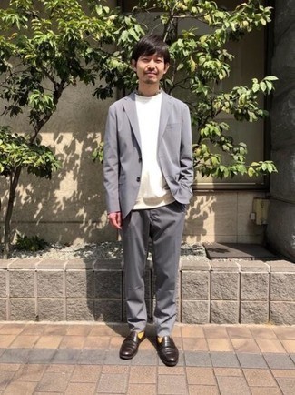 Какие костюмы носить с белым свитшотем