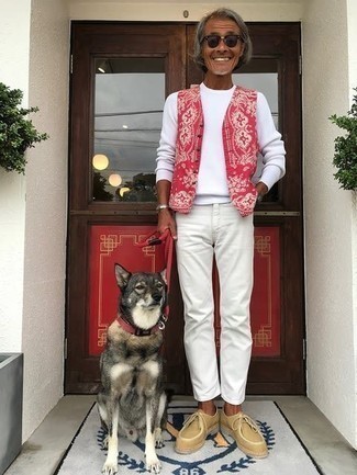 Как носить белый свитшот с светло-коричневыми замшевыми ботинками дезертами