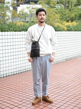 Как носить белый свитшот с светло-коричневыми замшевыми ботинками дезертами