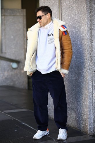 Как носить белый свитшот с белыми кроссовками мужчине