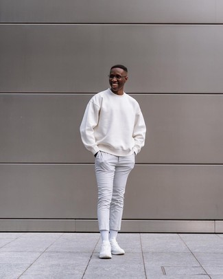 Как носить белый свитшот с белыми брюками чинос