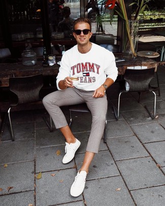 Как носить белый свитшот с белыми кожаными низкими кедами мужчине